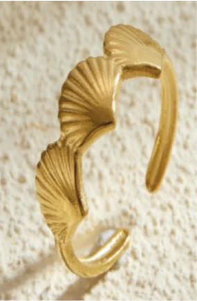 Anillo dorado con detalle de conchas – Image 3