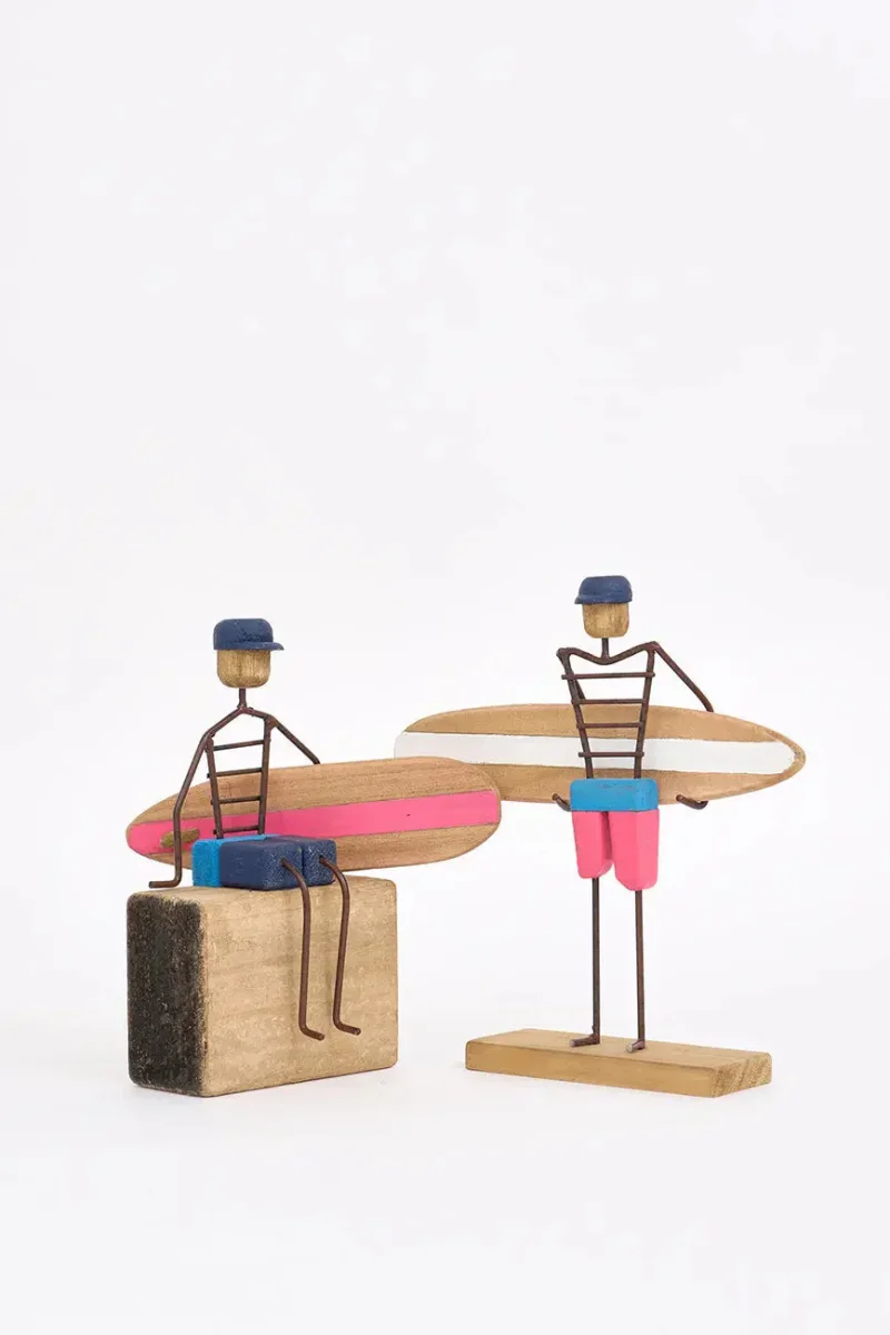 Figura de surfero de metal y madera – Image 7