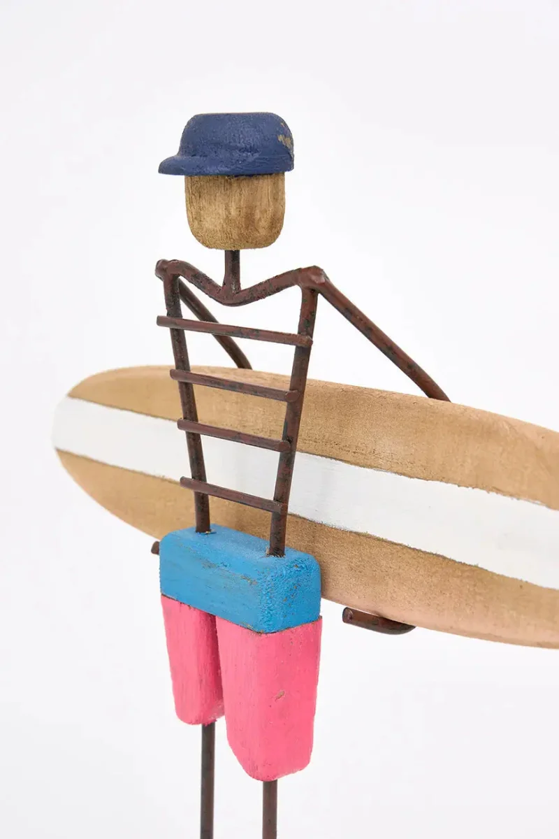 Figura de surfero de metal y madera – Image 9