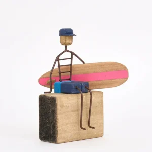 Figura de surfero sentado de metal y madera
