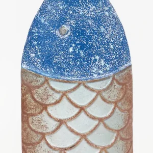 Florero hecho en hojalata con forma de pez