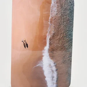 Foto sobre taco de madera con playa a vista de pájaro