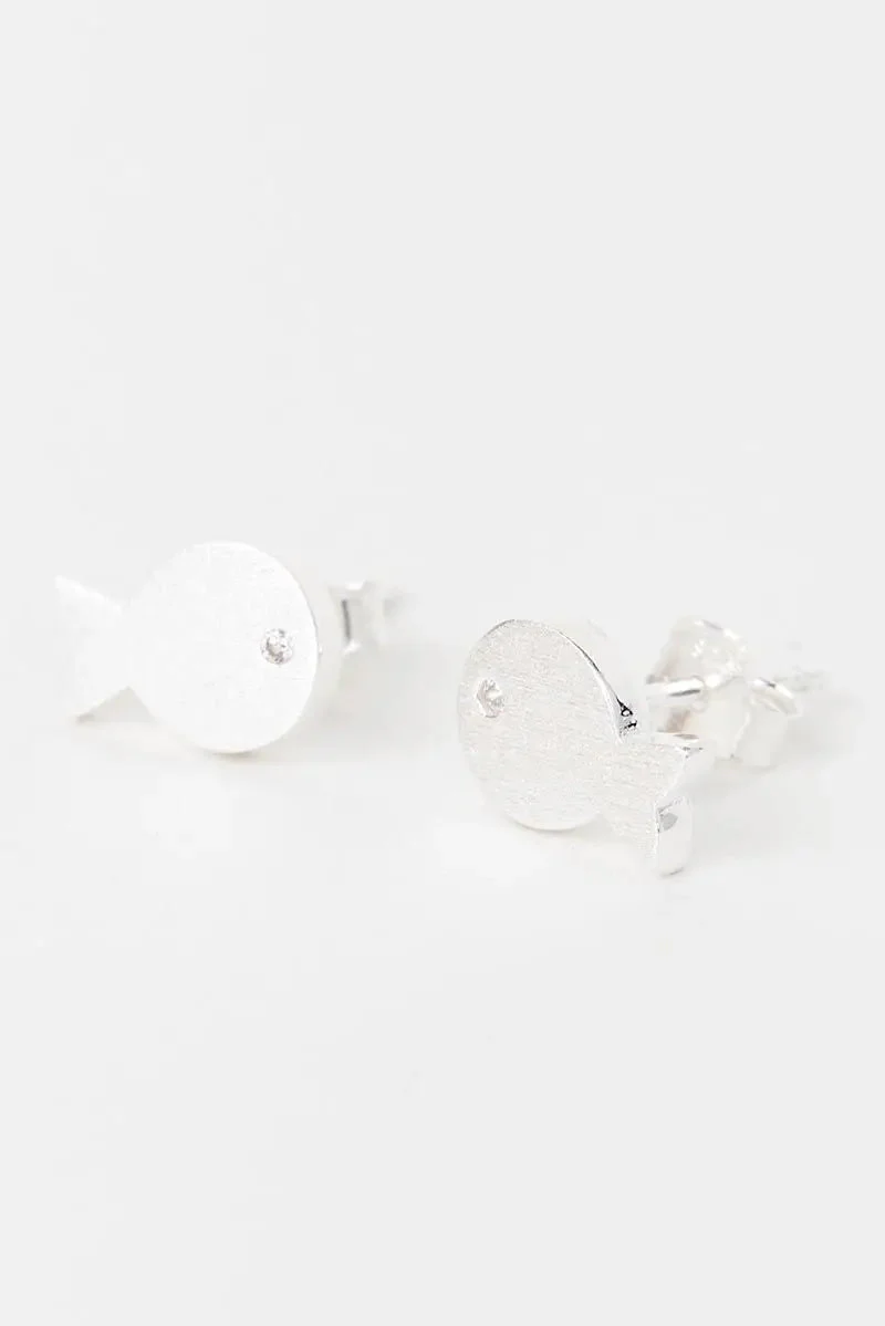 Pendientes pequeños en plata de ley de 925 con forma de pez – Image 3