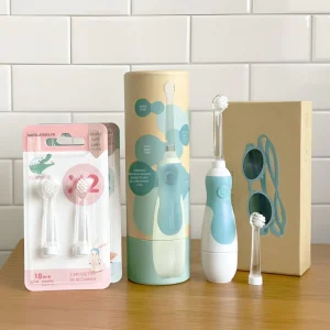 Pack Kdo Bleu ciel Les P'tis Monstres Bleu ciel : Brosse à dents sonique à pile pour Bébé avec Étui de voyage en Kraft + 2 Packs de brossettes + Lunettes de soleil 6-36m, Protection 100% UV