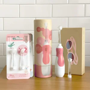 Pack Kdo Framboise Les P'tis Monstres : Brosse à dents sonique à pile pour Bébé avec Étui de voyage en Kraft + 2 Packs de brossettes + Lunettes de soleil 6-36m, Protection 100% UV