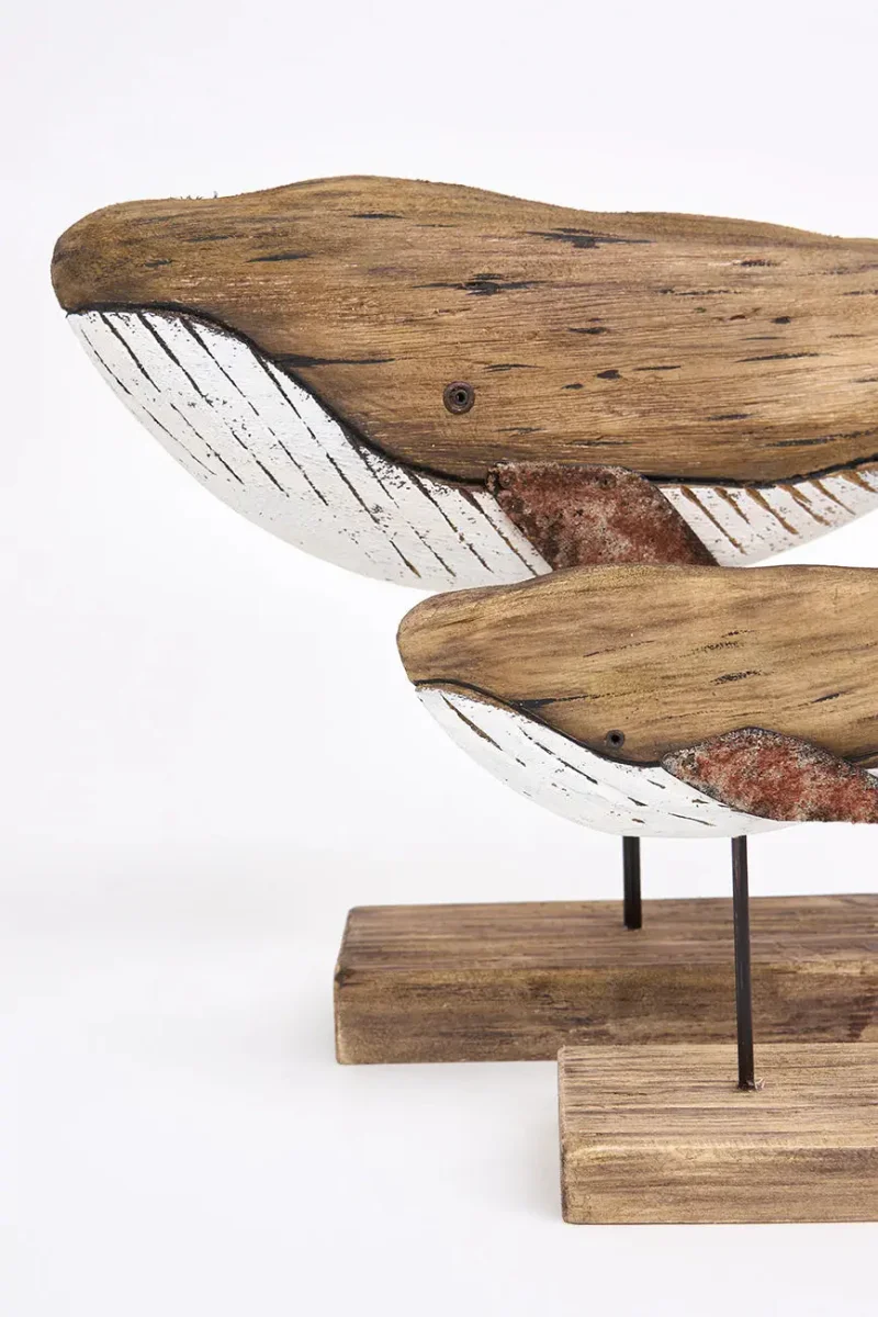 Pequeña ballena de madera envejecida con base – Image 5