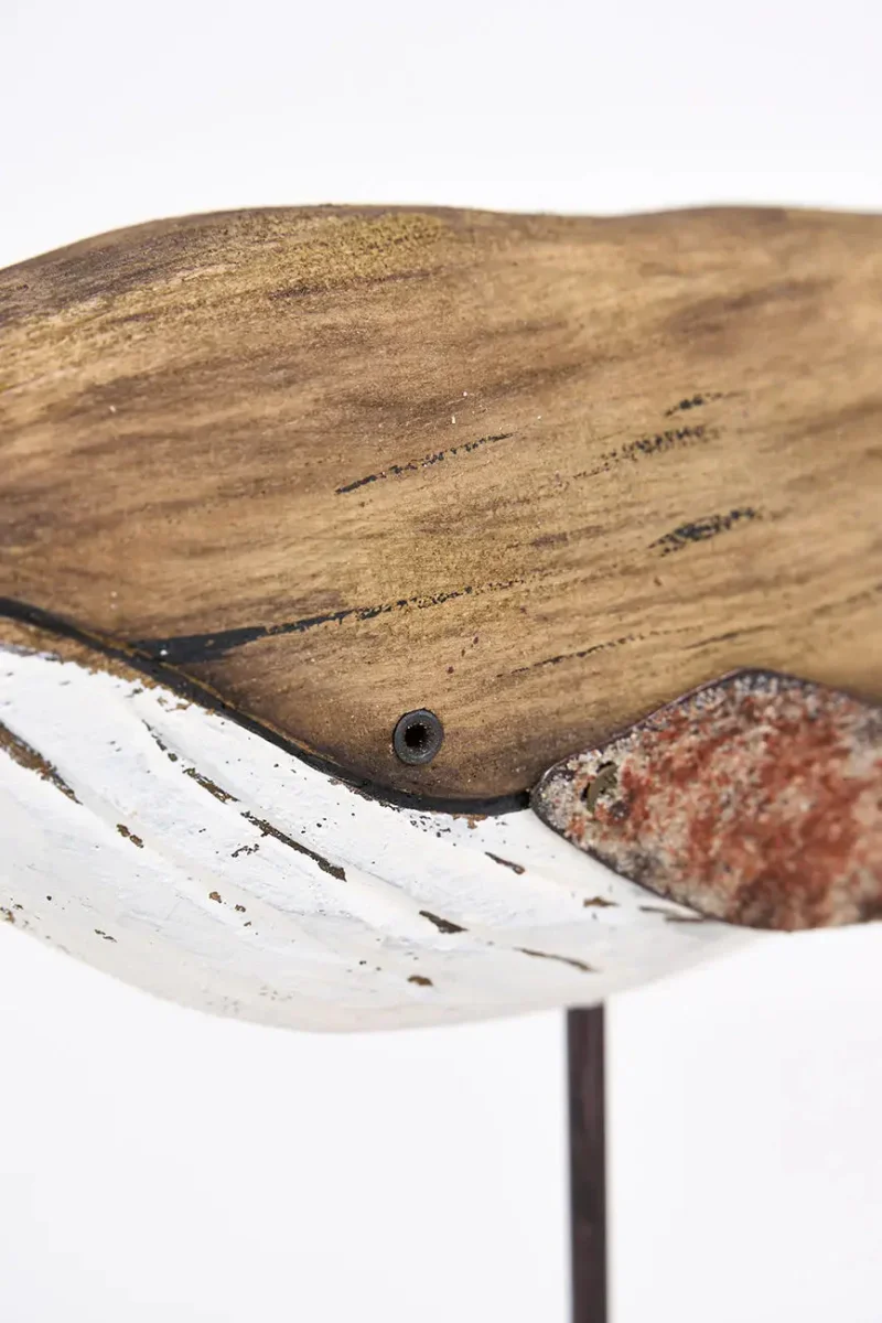 Pequeña ballena de madera envejecida con base – Image 7