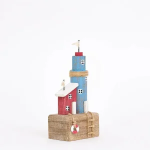 Pequeño faro de madera envejecida