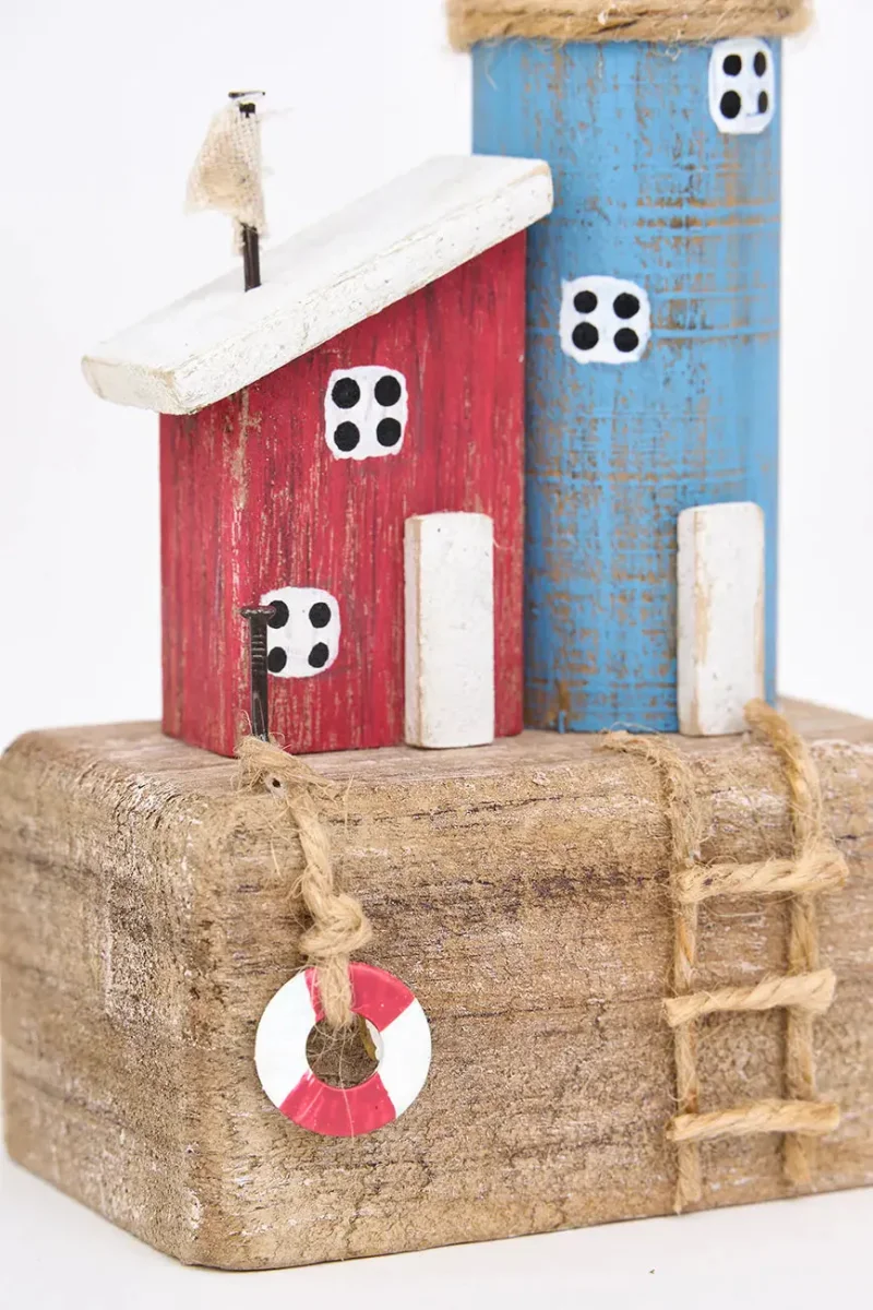 Pequeño faro de madera envejecida – Image 3