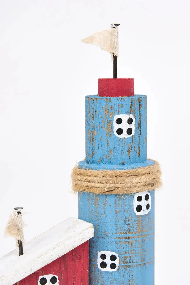 Pequeño faro de madera envejecida – Image 6