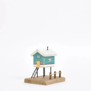 Pequeño palafito de madera y metal