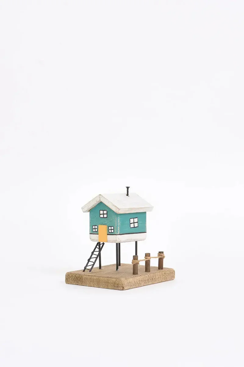 Pequeño palafito de madera y metal