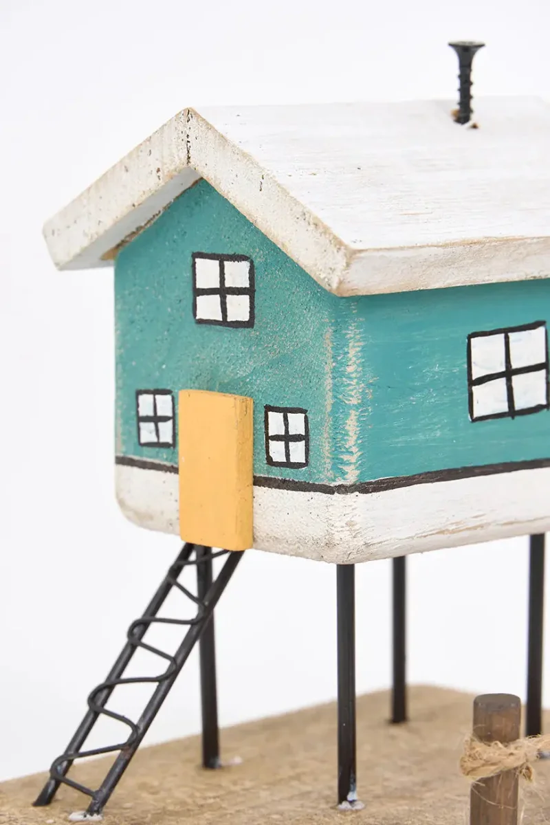 Pequeño palafito de madera y metal – Image 6