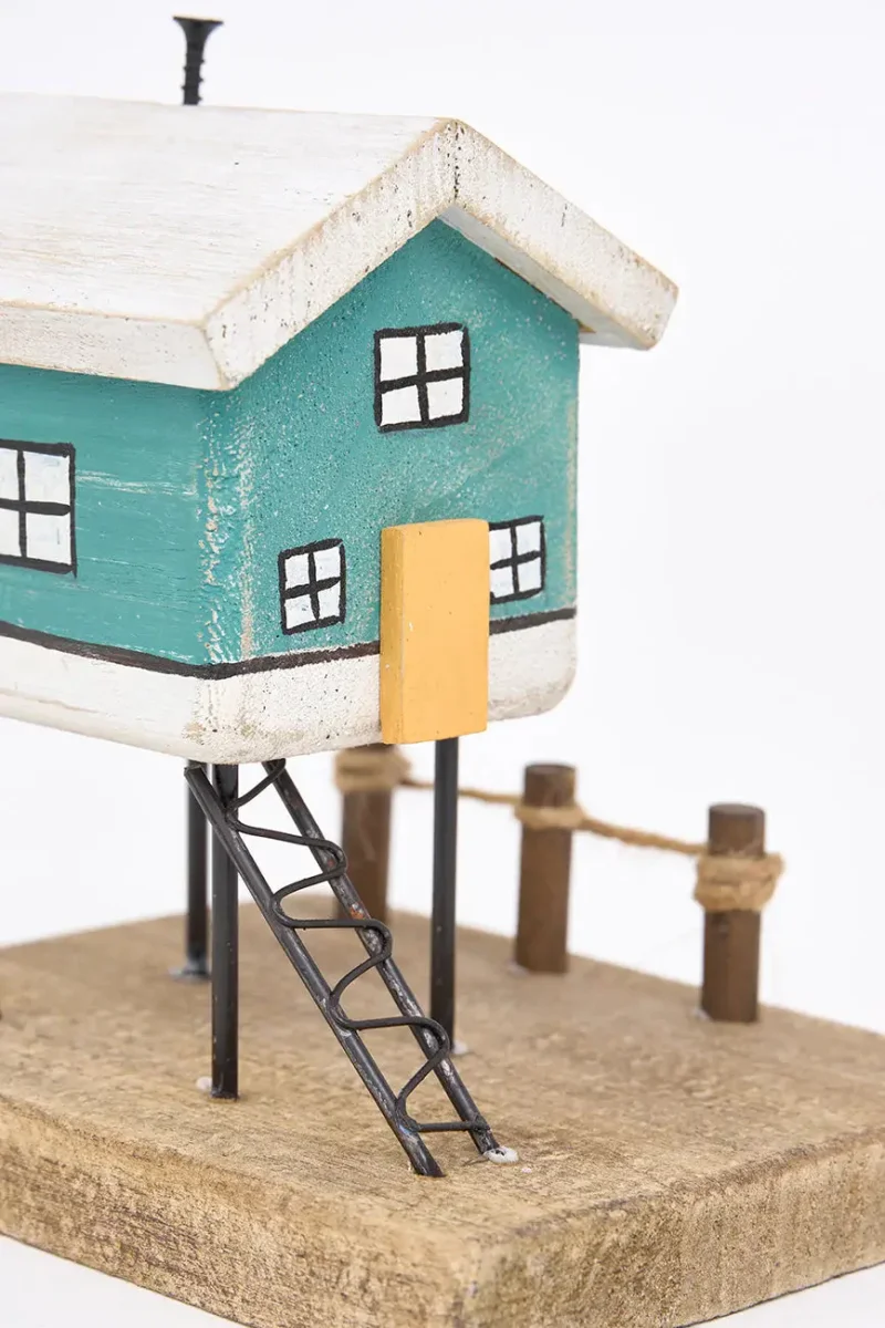 Pequeño palafito de madera y metal – Image 7