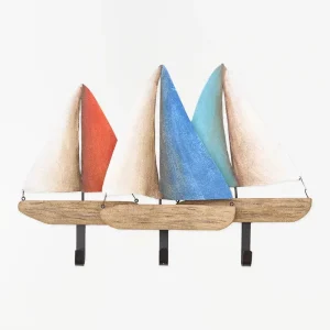 Perchero con forma de veleros de madera y metal