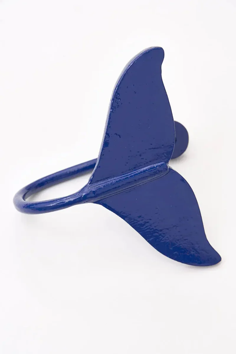 Perchero de metal con forma de cola de ballena – Image 4