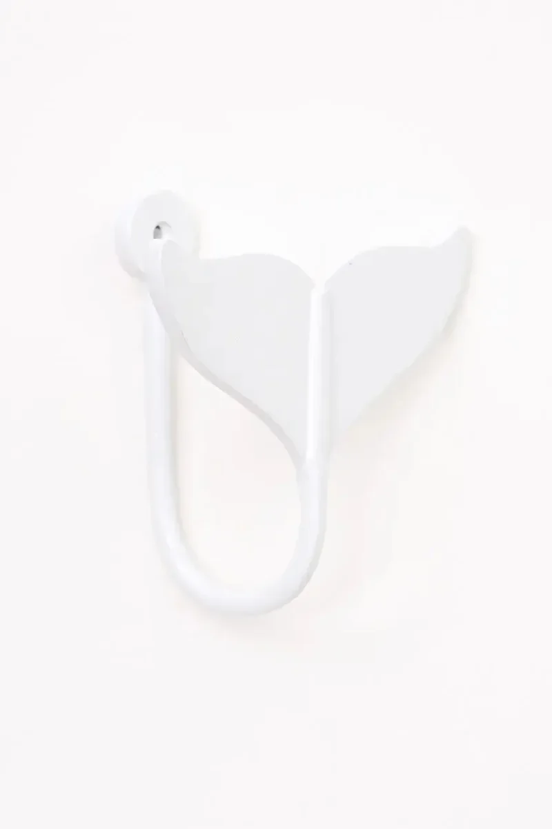 Perchero de metal con forma de cola de ballena – Image 6