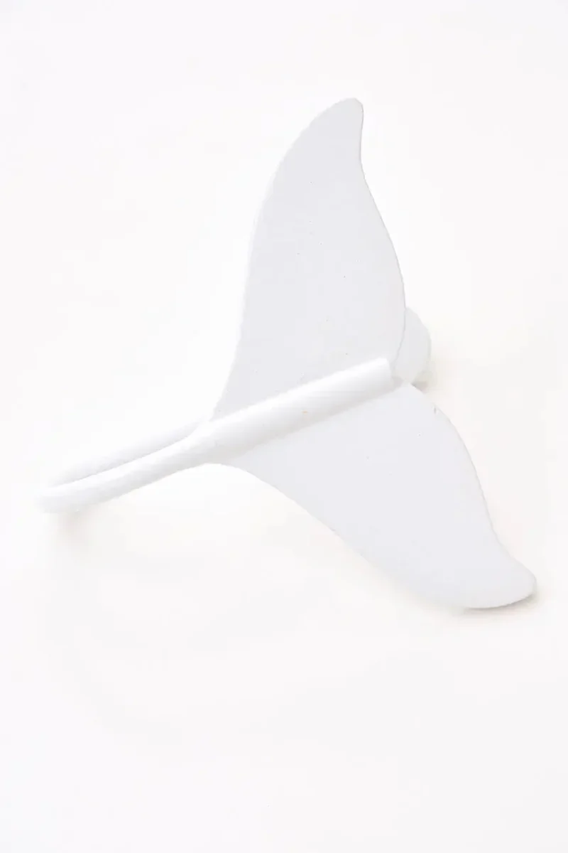 Perchero de metal con forma de cola de ballena – Image 7