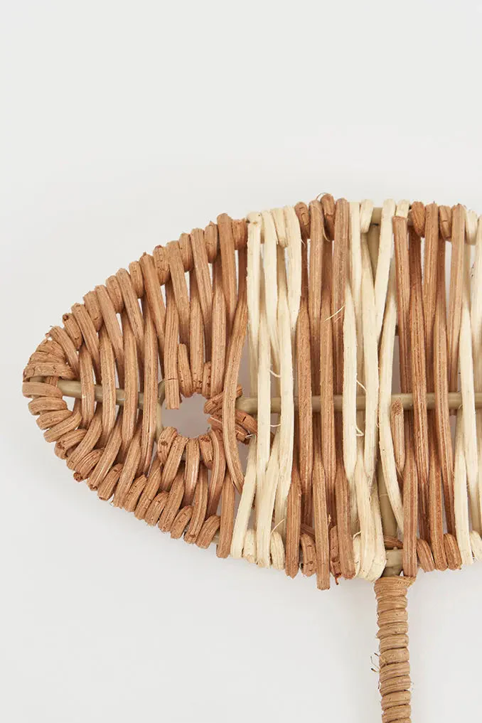 Perchero de ratán forma de pez – Image 3