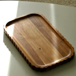 PLATEAU A BORD ONDULÉ EN BOIS D'ACACIA 39X25CM