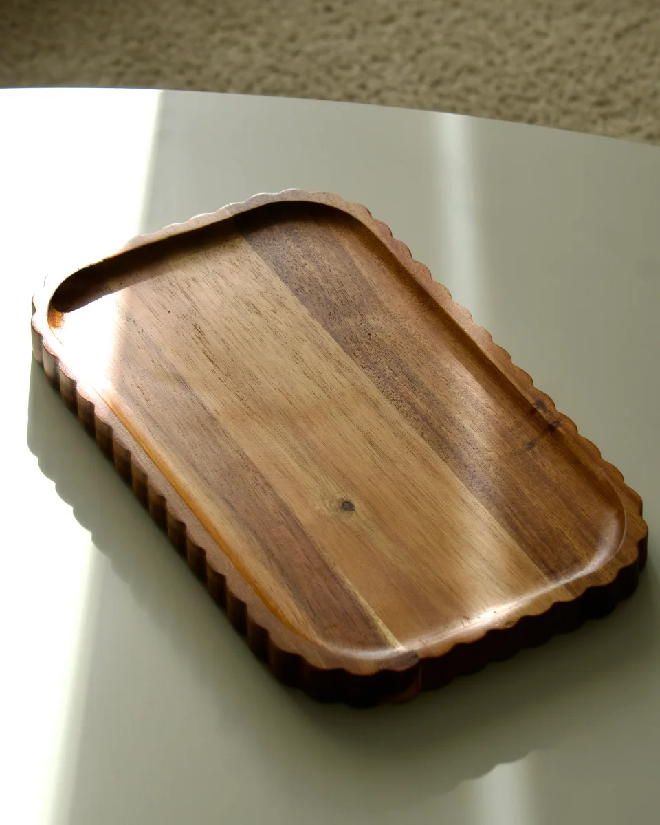 PLATEAU A BORD ONDULÉ EN BOIS D'ACACIA 39X25CM