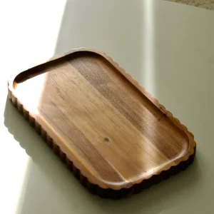 PLATEAU A BORD ONDULÉ EN BOIS D'ACACIA 34X20CM