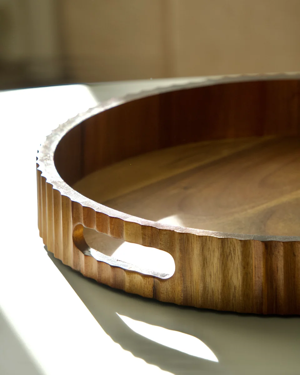 PLATEAU A RAYURES EN BOIS D'ACACIA 35.5CM – Image 3