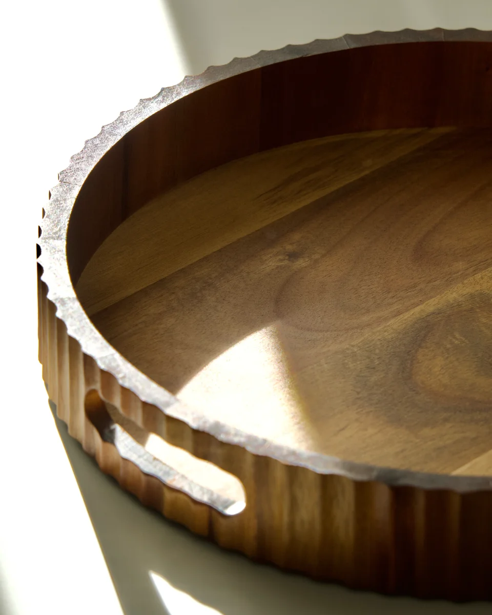 PLATEAU A RAYURES EN BOIS D'ACACIA 35.5CM – Image 4