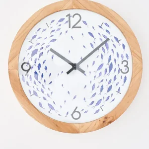 Reloj con banco de peces