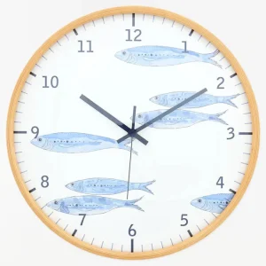 Reloj con peces pintados en la esfera