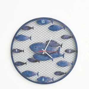 Reloj de metal con banco de peces
