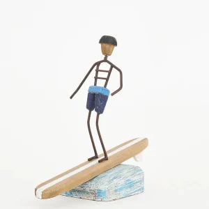 Surfero longboard en la ola en madera y metal