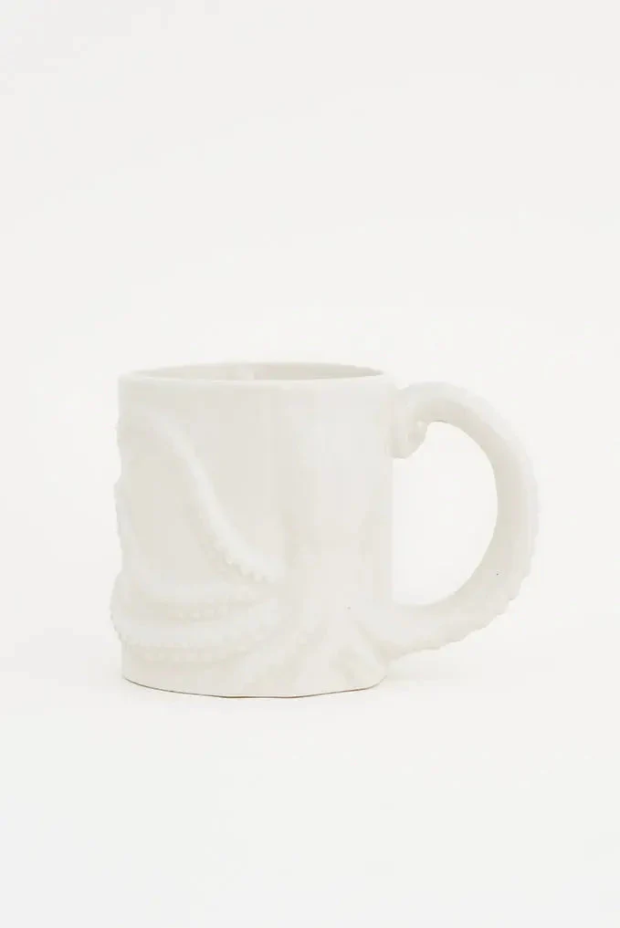 Taza cerámica con tentáculo pulpo en relieve – Image 2