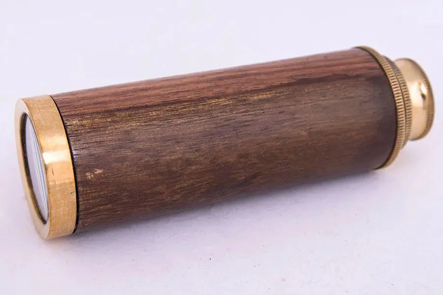 Telescopio de latón y cuero envejecido – Image 4