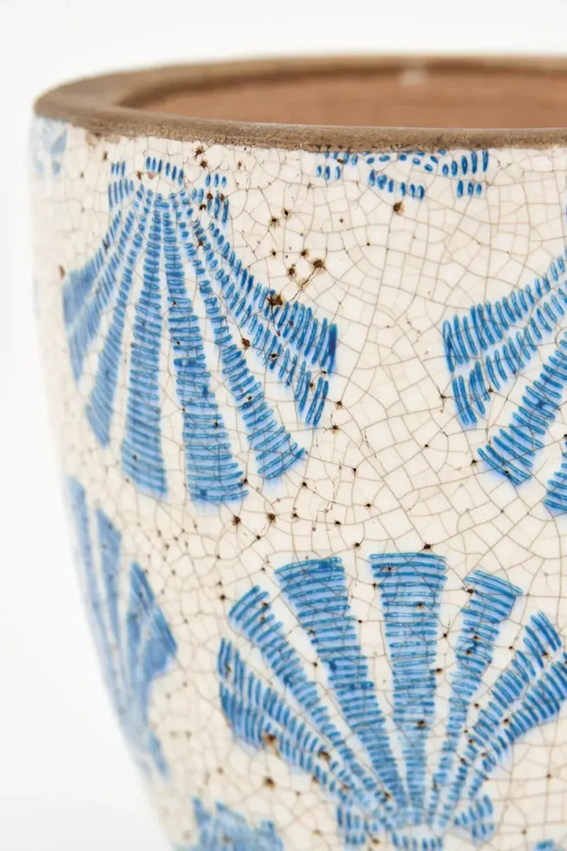 Tiesto mediano de terracota con conchas azules – Image 3
