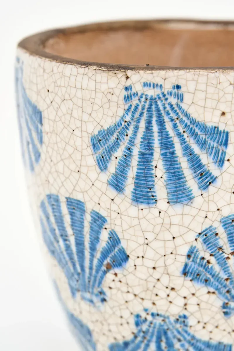 Tiesto pequeño de terracota con conchas azules – Image 4