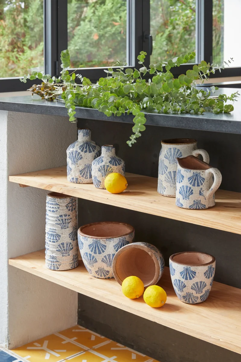 Tiesto pequeño de terracota con conchas azules – Image 3