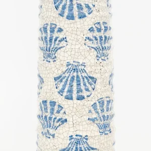 Vasija de estilo rústico con conchas