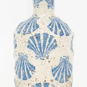 Vasija de terracota con conchas estampadas a mano