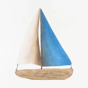 Velero de madera con velas de metal blancas y azules