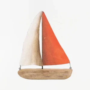 Velero de madera con velas de metal blancas y naranjas