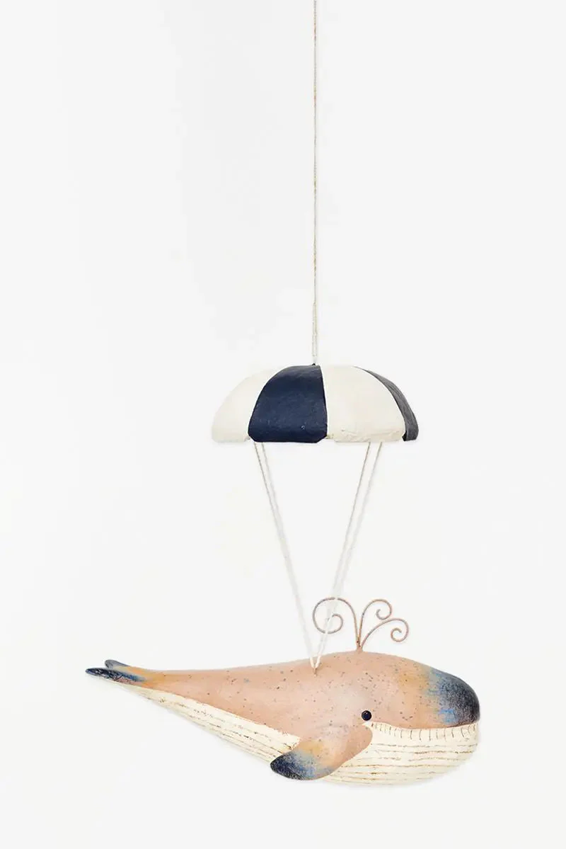 Ballena en papel maché para colgar. 'Paracaidas' - D7174