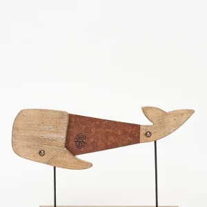 Ballena de madera y metal