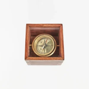 Brújula de navegación hecha en latón