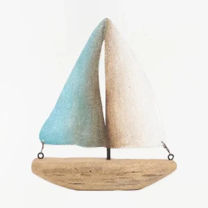 Velero decorativo de madera con velas de metal blancas y turquesas