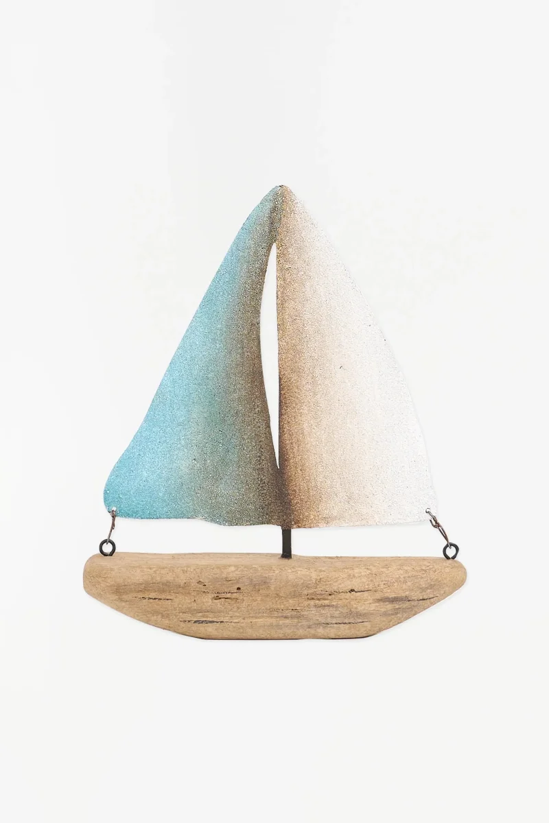 Velero decorativo de madera con velas de metal blancas y turquesas – Image 2