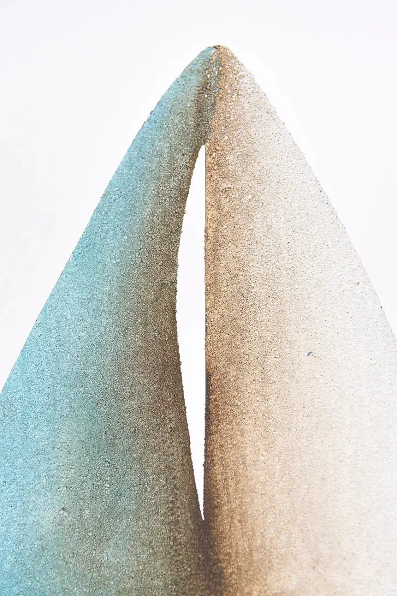 Velero decorativo de madera con velas de metal blancas y turquesas – Image 3