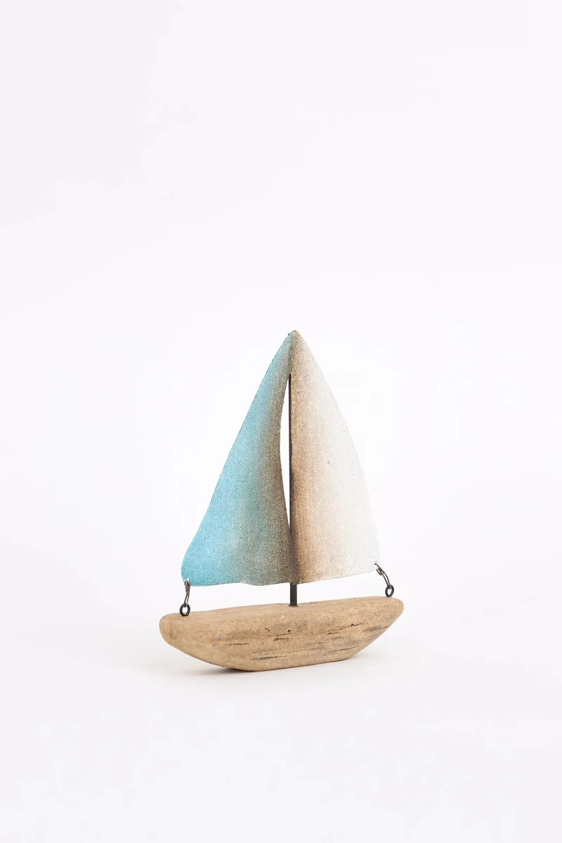 Velero decorativo de madera con velas de metal blancas y turquesas – Image 4