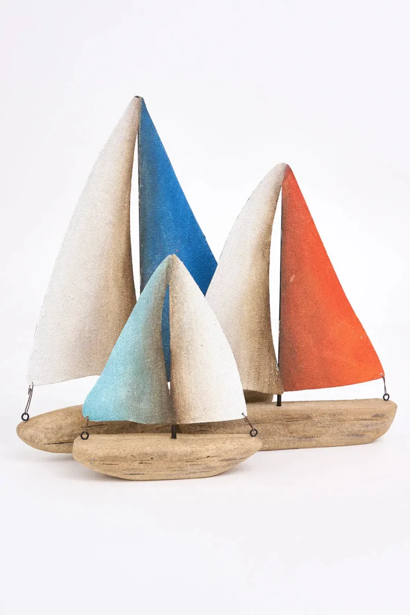 Velero decorativo de madera con velas de metal blancas y turquesas – Image 5