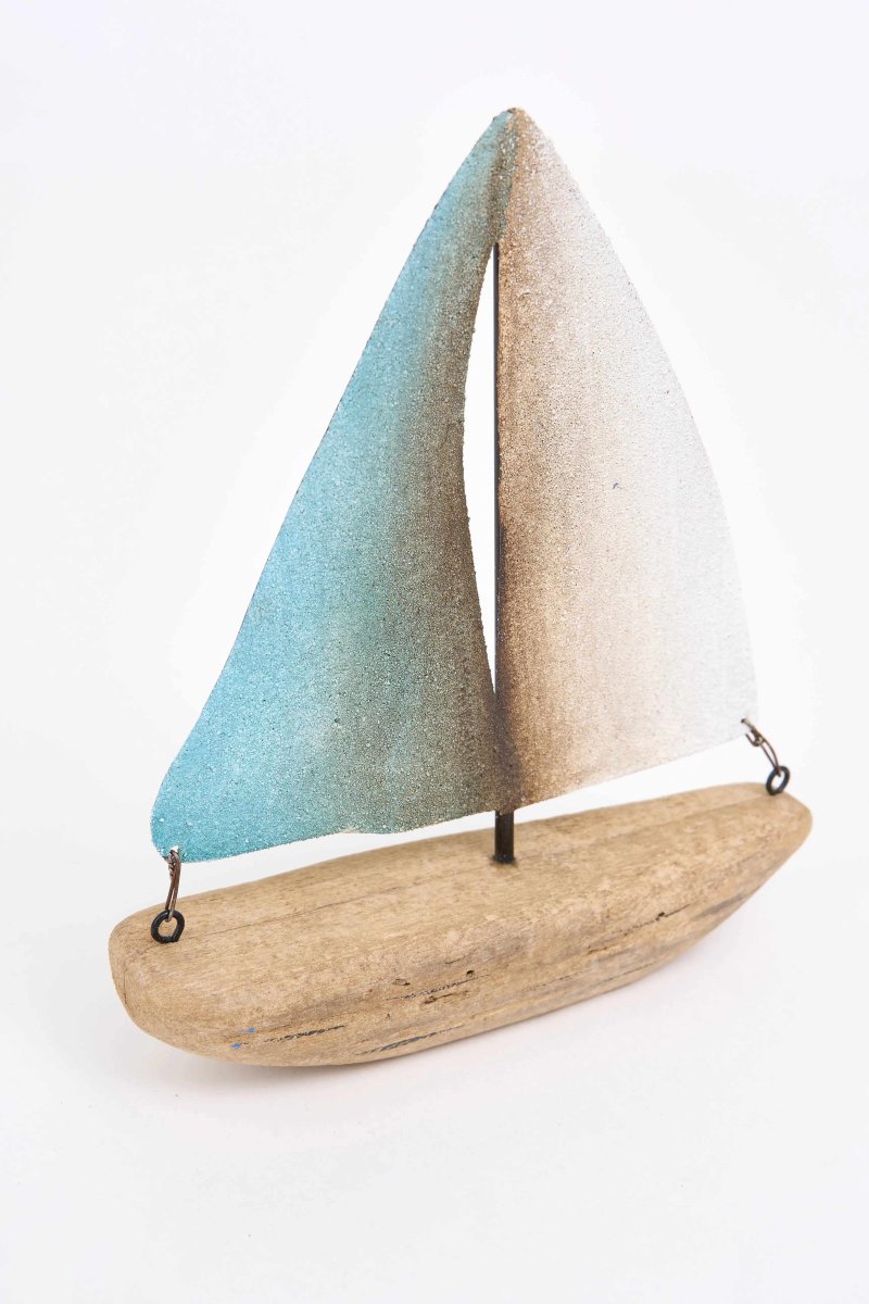 Velero decorativo de madera con velas de metal blancas y turquesas – Image 6